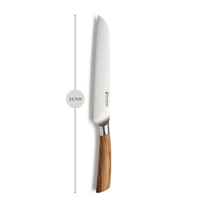 Paul Wirths BLAZE Brotmesser, scharfes Küchenmesser mit Holzgriff, liegt auf Schneidebrett, ideal zum Schneiden von Brot.