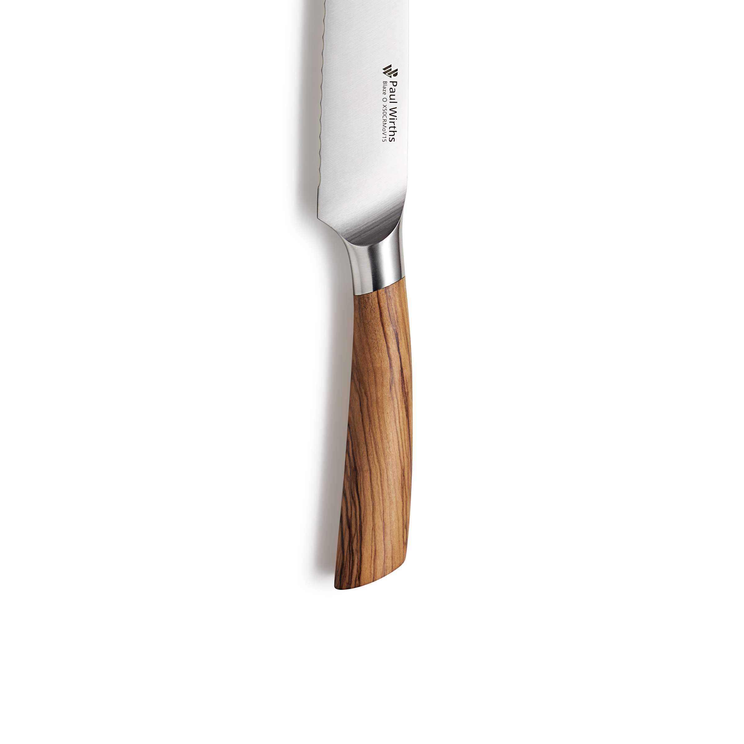 Paul Wirths BLAZE Brotmesser, scharfes Küchenmesser mit rostfreier Klinge, liegt auf Schneidebrett, ideal zum Schneiden von Brot.