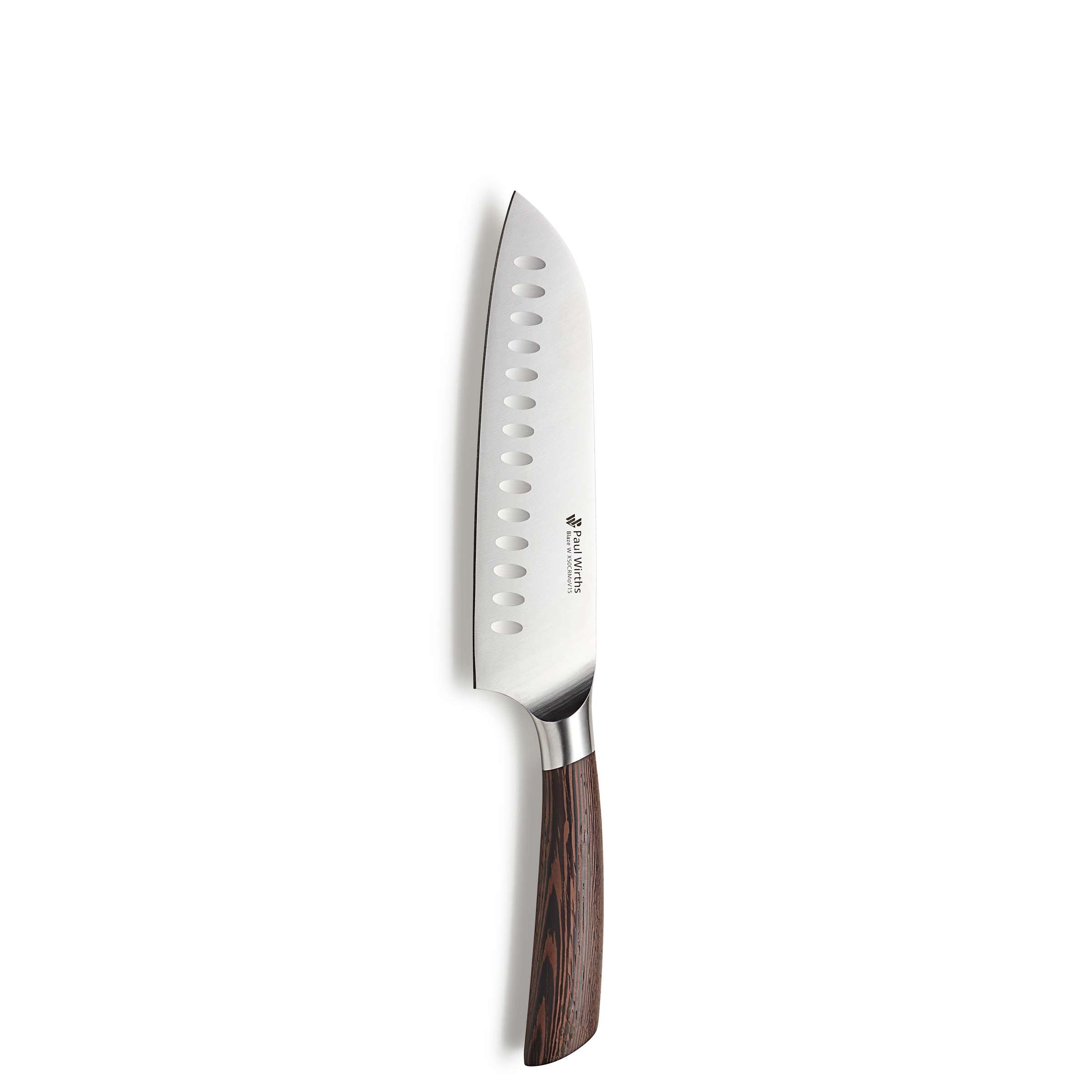 Helles Paul Wirths Santokumesser für die Küche, scharf und ergonomisch, auf Schneidebretter liegend.