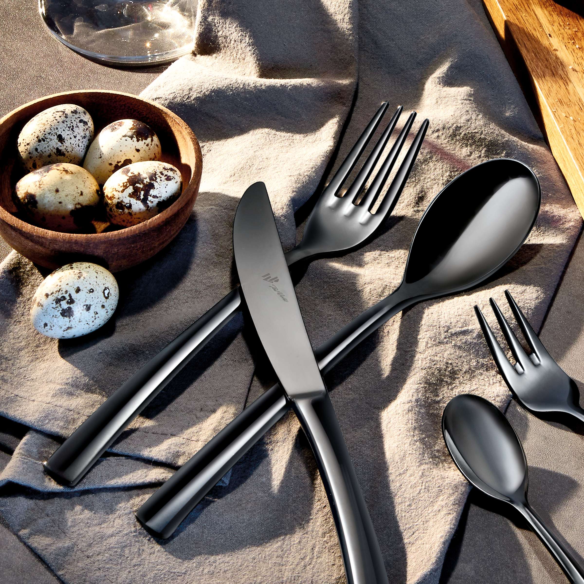 Schwarz PVD Besteckset 30-teilig von Paul Wirths, elegantes und modernes Cutlery Set mit Messer, Gabel, Löffel in stilvollem Design