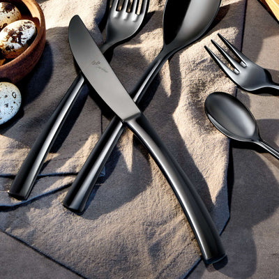 Schwarzes SWING Besteckset 24-teilig von Paul Wirths, aus PVD-beschichtetem Edelstahl, zeigt Messer, Gabeln und Löffel auf dunklem Hintergrund.