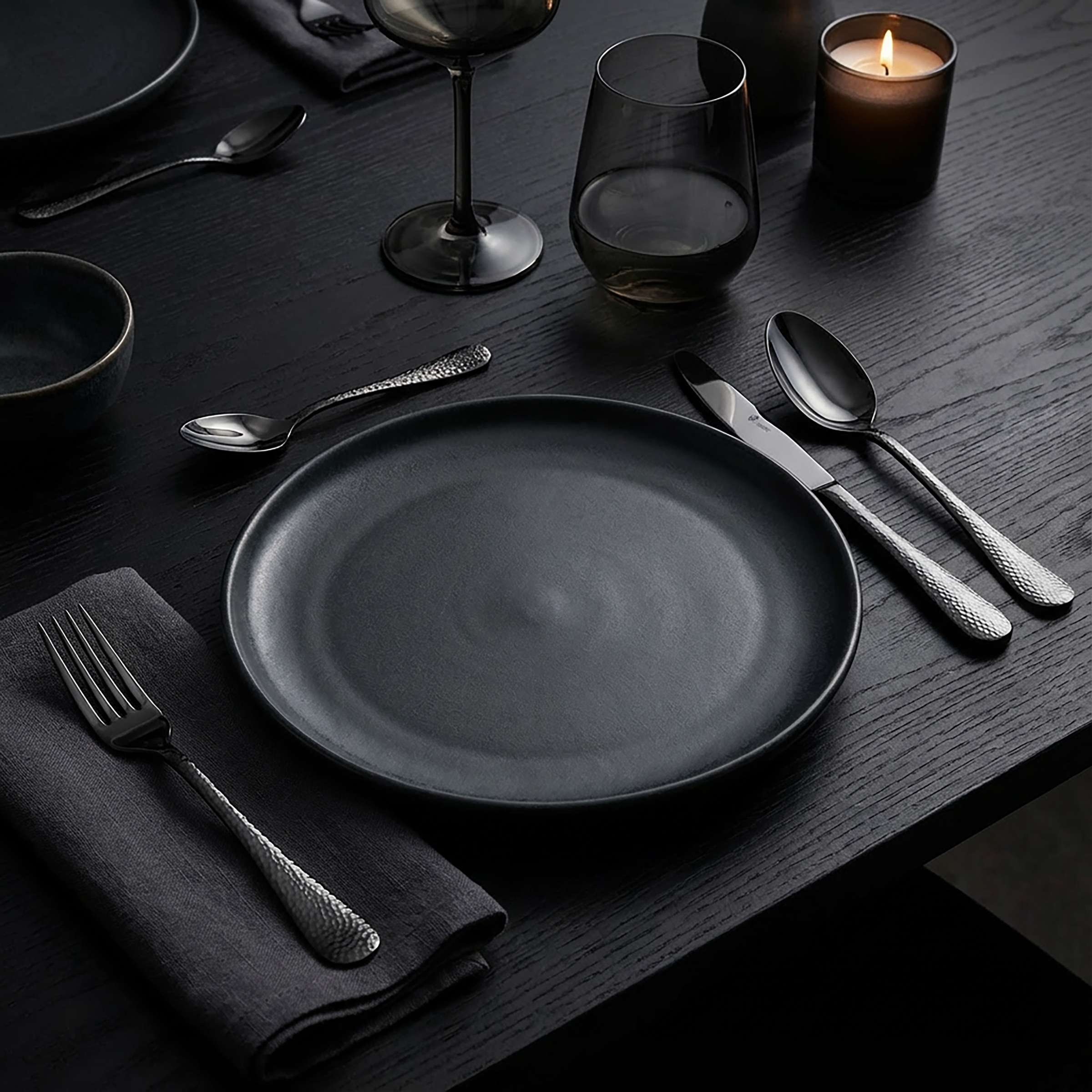 Schwarzes 24-teiliges Besteckset von Paul Wirths, MONDO Cutlery Set, mit Messer, Gabel, Löffel und Teelöffel, stilvoll präsentiert